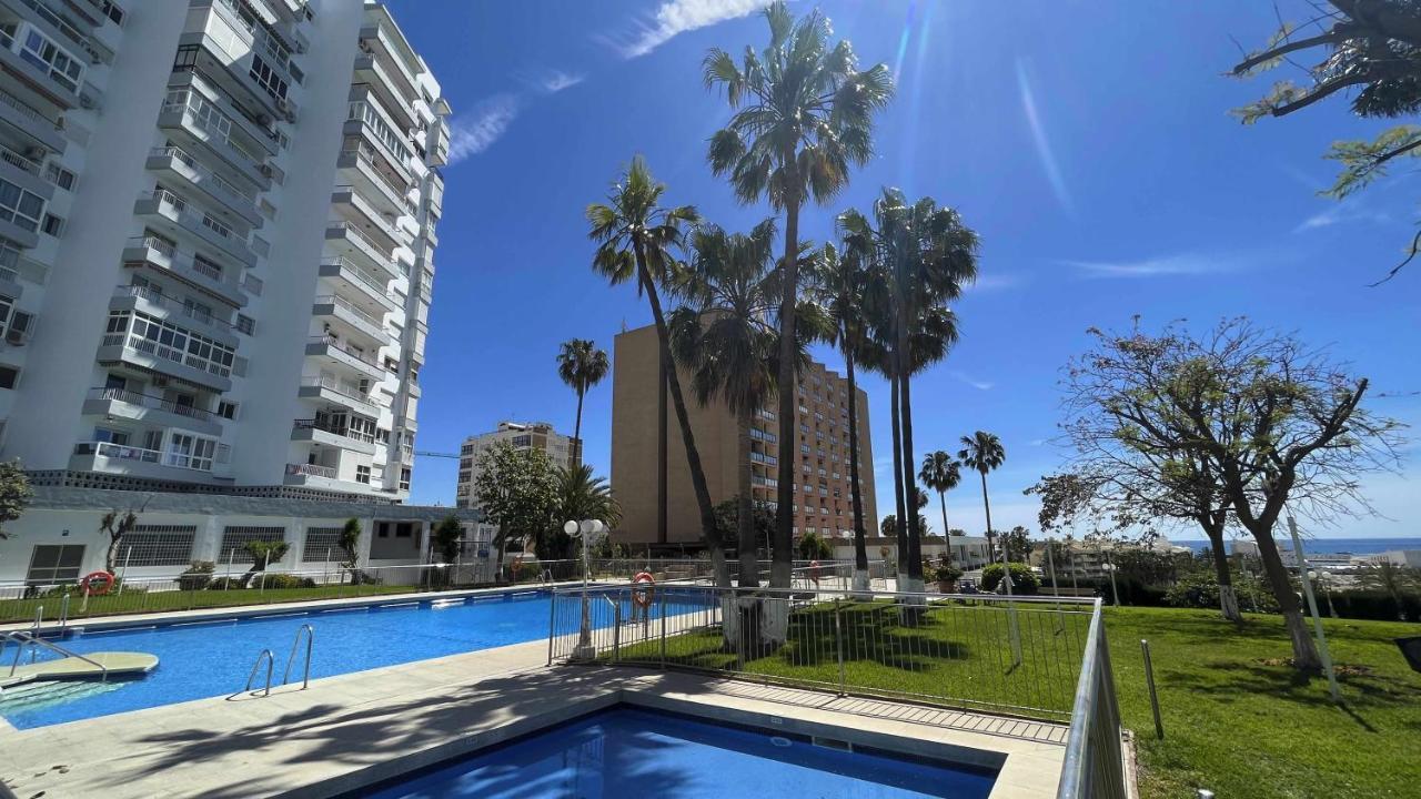 Pool And Beach In Benalmádena Eksteriør billede
